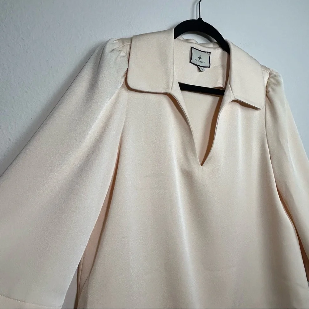 Tuckernuck Cream V-Neck Bell Sleeve Blouse Size Small - Picture 4 of 9